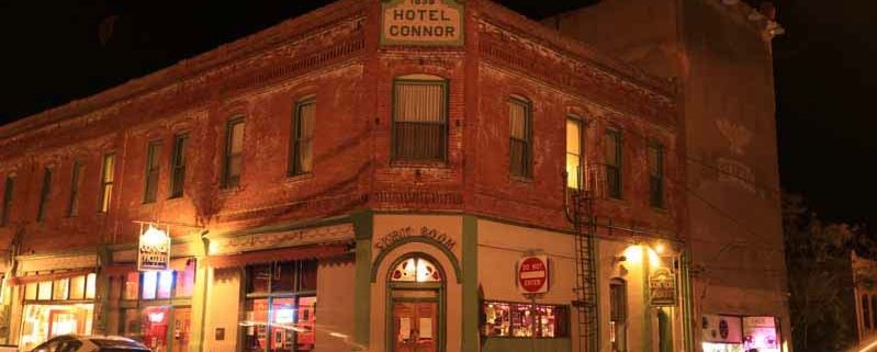 Hotel Connor at night time.